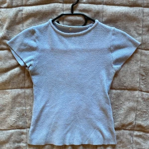 Ljusblå topp💙🩵 - Väldigt gullig ljusblå topp🫶 Vet ej vilken storlek eftersom att lappen är borta men passar mig som vanligtvis är XSS-XS. Den är i väldigt bra skick😘