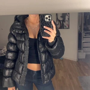  Vinterjacka  - Jättesnygg och varm vinterjacka som jag köpte för 1500! 