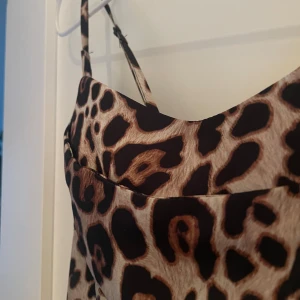 Leopard klänning - Lång leopard klänning i satin med öppen rygg! Nypris 399kr och lappen är fortfarande kvar. Pris: 330kr