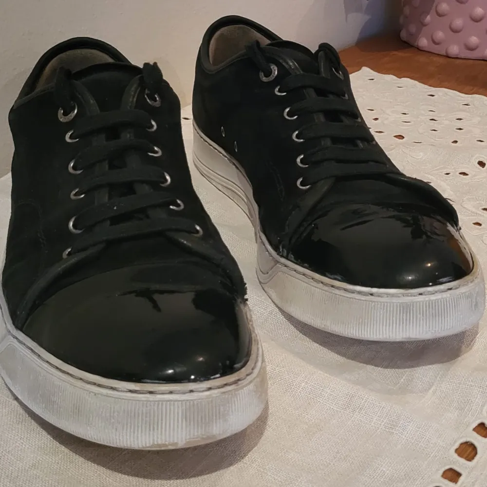 Säljer mina Lanvins cap toe black. Köpta på store enda för 2799 kr och de är inte använda sedan köp. Storlek 44 men passar även 45. Bara i skicka för frågor eller fler bilder. . Skor.