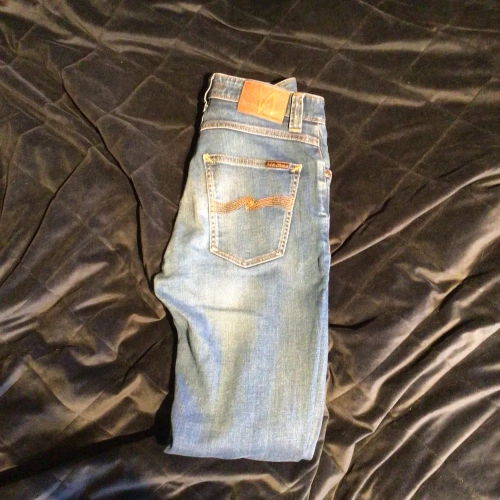 Riktigt feta slim fit nudie jeans, nästan aldrig använda och absolut inga defekter jättefint skick. W28/L32. Jeans & Byxor.