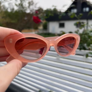 Korallrosa solglasögon (NYA) - Ett par korallrosa solglasögon från Gina Tricot! (Nypris 249kr)  (ALDRIG ANVÄNDA)