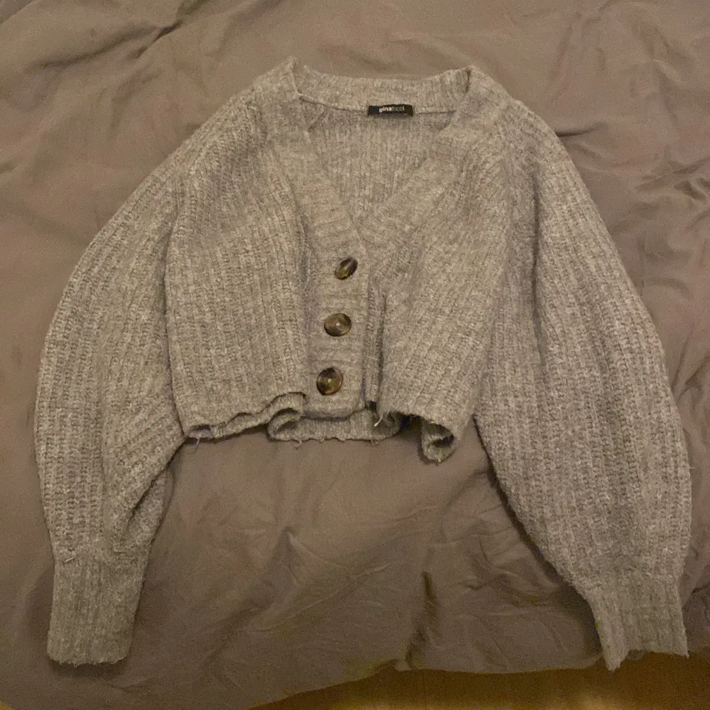 Den här cardigan är super mysig och perfekt för hösten, den är i bra skick, den håller en varm o gosig inför höst och vinter och kan tillit med bli en off shoulder cardigan 💖. Tröjor & Koftor.