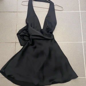 Satin klänning - såååå fin i ryggen 😍 använd en gång!