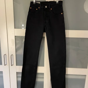 Levis jeans - Såå snygga svarta jeans från Levis!! Levis 501.  Nästintill nyskick!! Färgen är fortfarande toppnotch utan blekning/skador.  Nypris: ca 1250   Pris kan diskuteras vid snabb affär. 