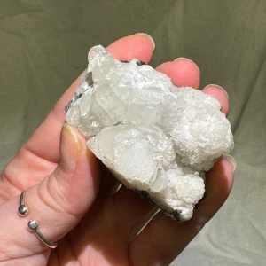 Vackert litet apofylit kluster  - Är super glittrigt! Tyvärr svårt att fånga på bild 😔 Kan skicka fler bilder/video. Nypris ca 250:-  Alla mina kristaller är köpta av väletablerade svenska säljare (så inget kina skit!)