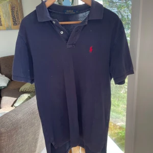 Marinblå Ralph lauren pike  - Säljer nu denna sjukt snygga Ralph lauren pike i marin blå färg. Tröjan är i bra skick utan några defekter. Storlek M | nypris 1300, mitt pris 299! Hör av dig om du har fler frågor!