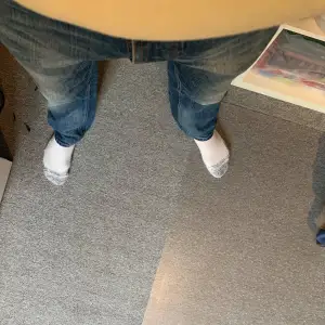 Blå mörka nudie jeans oanvända på flera år har hål i fickan går säkert att sälja för mer försöker bara bli av med dem köpte dom i början av den så kallade grish kategorin. Fina jeans passar 180 och uppåt