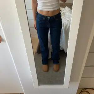 Ett par assnygga jeans från bikbok i modellen Low straight. Waist 26”, lenght 32”. Jättebra skick då de bara används att fåtal gånger. Säljer då jag hellre använder andra jeans jag äger. Köpta för 600 kr. Pris kan diskuteras. Tveka inte att kontakta💕