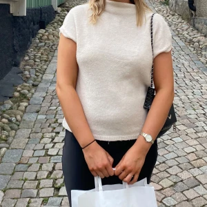 Stickad t-shirt lindex - Jättefin stickad topp med polokrage från Lindex☺️ storlek L men tycker den är mer en M🩷