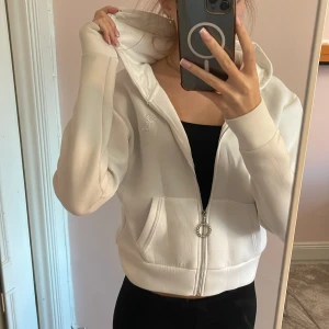 Guess zip up - Jättesöt guess zip up med text på ryggen. Köpt för 600😇