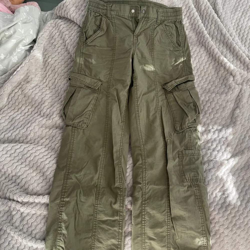 Lågmidjade gröna cargopants ifrån H&M🤍Passar bra men jag säljer dem för att jag inte använder dem längre. . Jeans & Byxor.