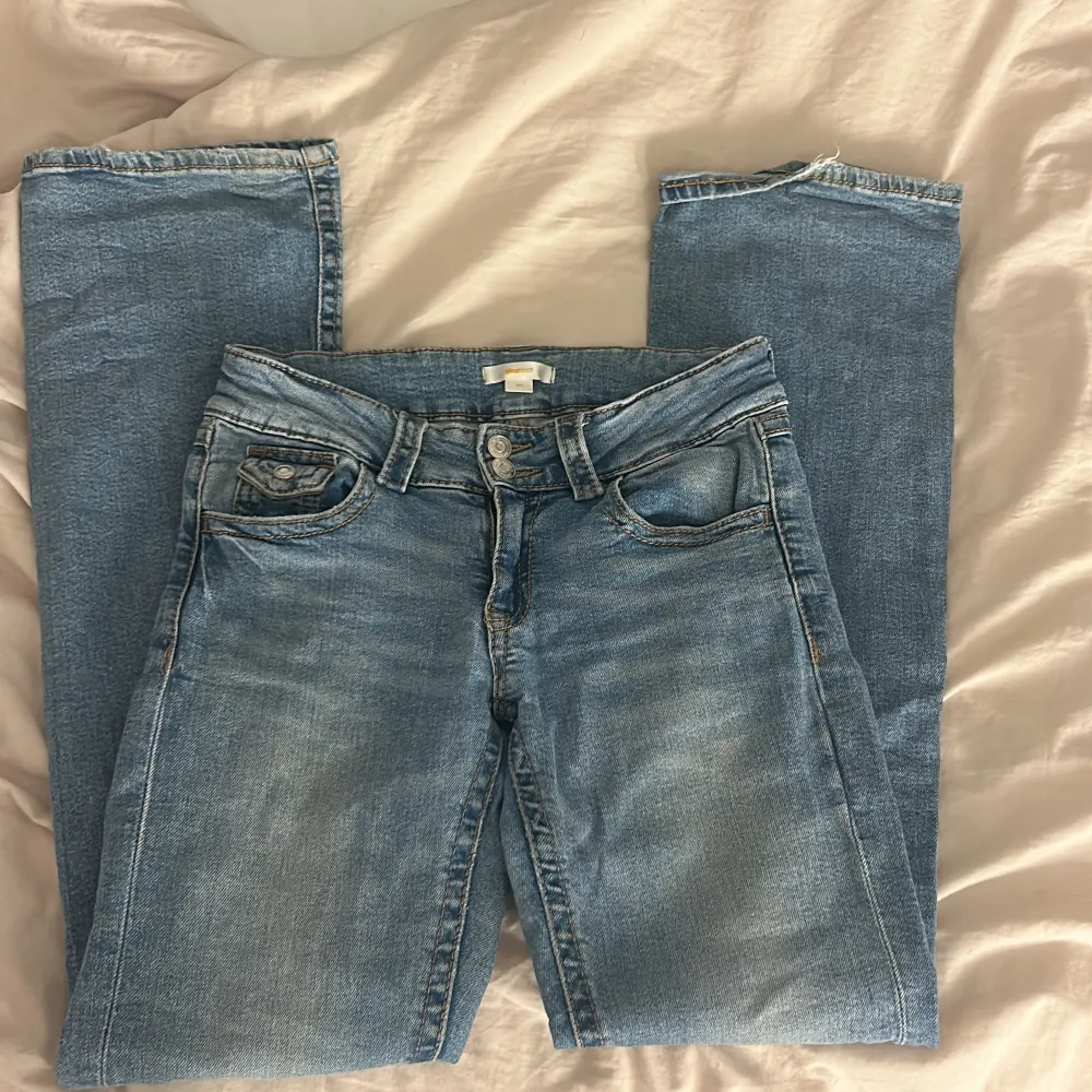 Blåa lågmidjade jeans. I bra skick då jag inte använt dem jättemycket. Jag är 162 och dem är lite över fötterna på mig. Skriv om ni har frågor💕. Jeans & Byxor.