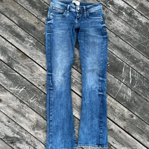 Ltb jeans valerie - Blåa ltb jeans! Lappen är klippt men jag är nästan 100% säker på att dem är i valerie ( har ett par andra ltb jeans i valerie och dem är identiska!) W:27 L:32