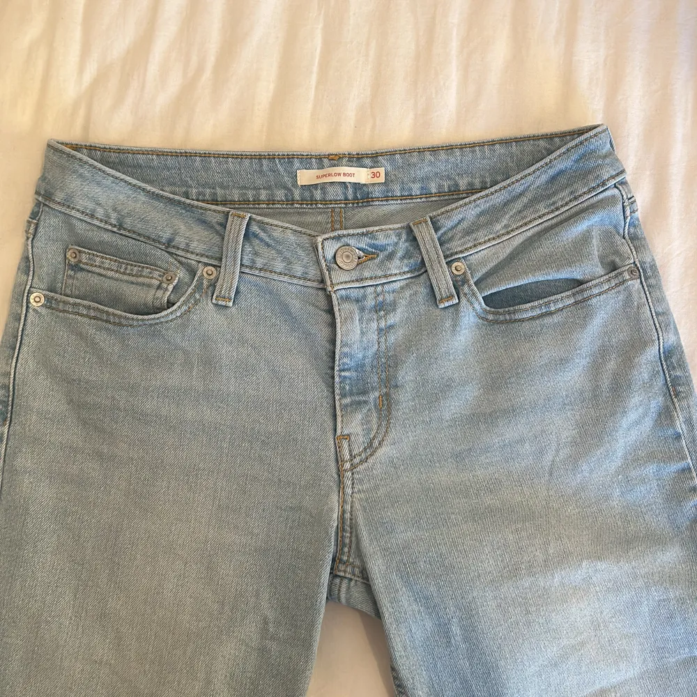 Fina lågmidjade jeans från levis, storlek W30 Superfint skick, nypris 950kr. Jeans & Byxor.