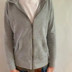 Tja! Riktigt schyst zip hoodie, märke Jack&Jones, skick 8/10, kontakta oss via pm vid frågor eller funderingar 