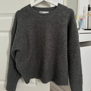 Stickad zara tröja - Säljer min stickade tröja då den inte kommer till någon användning längre den är i jätte fint skick och perfekt till hösten!