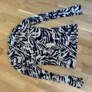 Långärmad topp - Djur mönstrad cool topp! 
