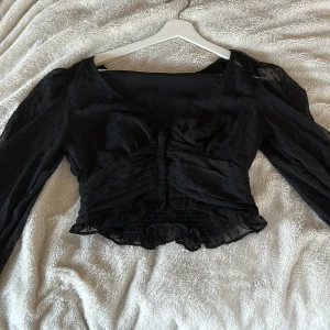 Svart blus  - Perfekt fest blus  Från stradivarius  Nypris:349kr