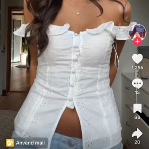 Populär topp🤍 - Säljer min helt nya topp från hm som är såååå snygg, säljer den blommiga alltså inte den vita💕💕 (lånade första bild)