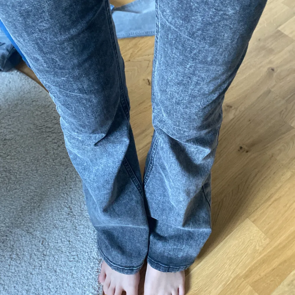 jätte fina bootcut jeans! använt bara någon gång 💓Mycket bra skick, liten slitning på ena fickkanten.  . Jeans & Byxor.