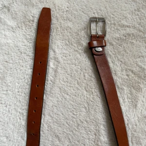 Brunt skärp - 132 cm Väldigt bra skick