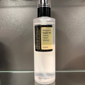 COSRX Advanced Snail 96 Mucin Power Essence 100 ml - Endast testad en gång. COSRX Advanced Snail 96 Mucin Power Essence är en essens med 96,3% snigelsekret. Essensen används efter rengöring och innan ansiktskräm och verkar intensivt återfuktande och bidrar till ökad lyster.