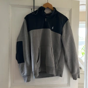 Ralph lauren tröja  - Storlek S, använd men i bra skick, kan sänka priset vid snabb affär