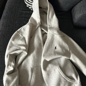 Polo zip  - Hej säljer min ralph lauren zip. Storlek S bra skick.  Fler frågor kom DM 