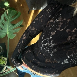 Spets topp/blus - Perfekt till festen som till skolan! M men passar mig som är S