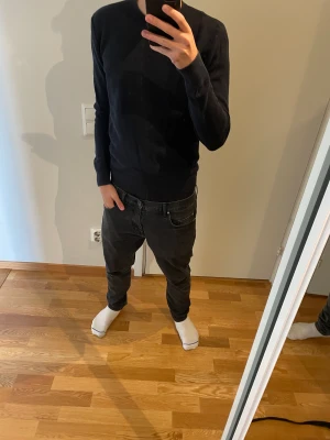 Mörkblå stickad tröja - Hallåj! Jag igen, idag säljer jag den här fina stickade tröjan. Den är riktigt najs och i perfekt skick. Passar till nästan allt. Pris kan diskuteras vid snabb affär! Ny pris 599kr