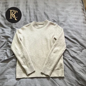 Tröja - Säljer denna riktigt stiliga tröjan från Jack & Jones i färgen ljusbrun/beige i storleken M. Skicket är super bra utan synliga skavanker Hör av er för fler frågor!🤝