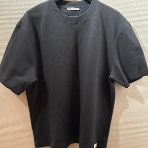 ZARA, T-Shirt, Strl M - Fint skick. Helt ny.