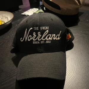 Norrland keps  - Oanvänd Norrland keps som vill ha en ny ägare. Obs ( det kommer släppas flera annonser med kepsar och mössor) man kan få en bra deal för allt eller vissa.