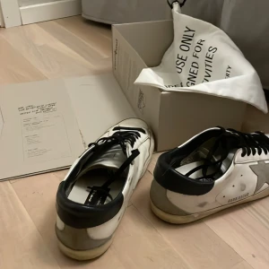 Golden goose superstar 42 strl - Säljer ett par golden goose super star köpta i Milano passat bra för någon som vill ha ett par snygga skor men till ett lite bättre pris skick 7-8/10