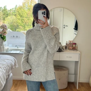 H&M stickad tröja  - Världens mysigaste stickade tröja från h&m. Färgen är ljus grått och materialet är så mjuk o skön samt jättebra kvalite! Perfekt nu inför höst/vinter! Tröjan är i storlek XS men väldigt oversize så skulle passa alla från XS-M! 