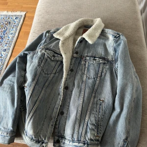 Levis Jeansjacka - Riktigt bra skick! Knappt använd då den tyvärr inte passar mig:( men i helhet än snygg och bekväm jacka🤝