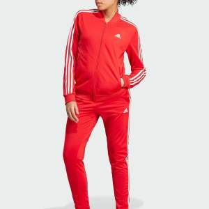 Röd adidas dress aldrig använt köpte men kom aldrig till användning passar både tjej och kille men det är dam storlek