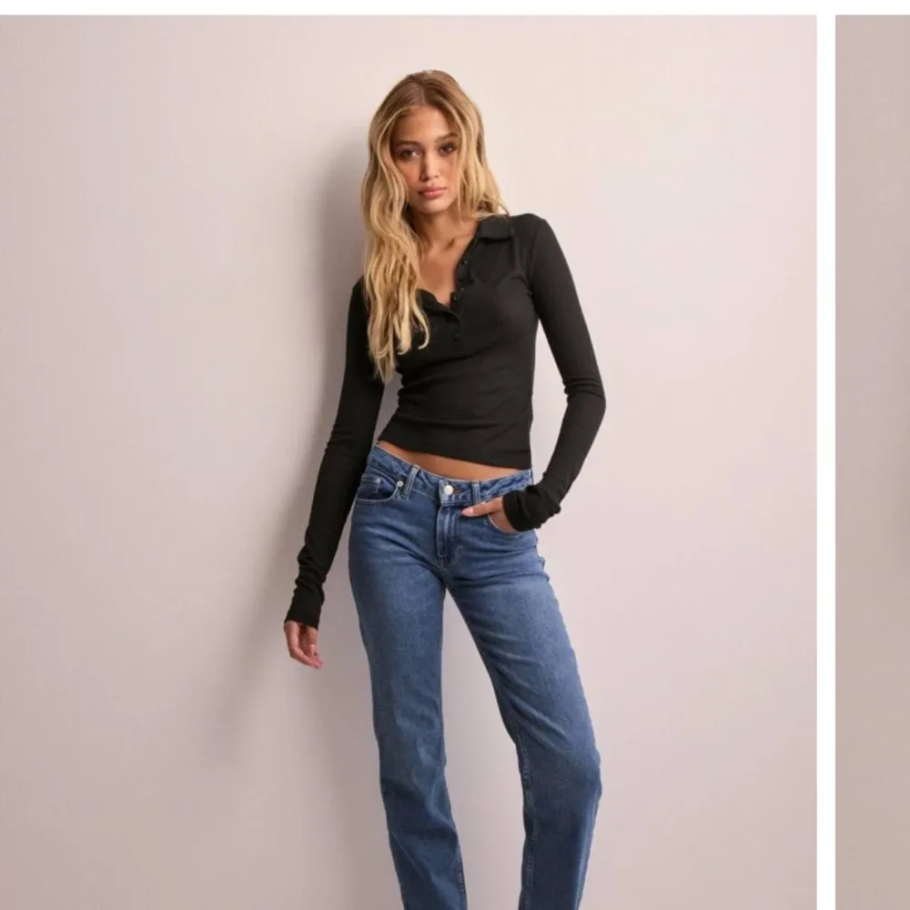 Lågmidjade jeans från Nelly köpt för några månader sedan men har inte använts mycket alls, mycket mer lågmidjade än de ser ut på bilden och är uppklippta i längden. Passar mig som är 160cm. (orginal pris: 599kr.) ❤️❤️. Jeans & Byxor.