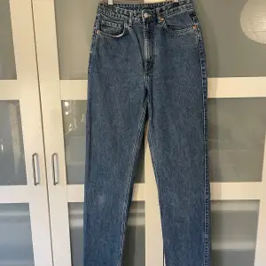 Snygga raka jeans från Weekday! Lite färgblekning kring knäna, men i övrigt fint skick! 