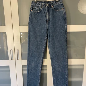 Jeans - Snygga raka jeans från Weekday! Lite färgblekning kring knäna, men i övrigt fint skick! 