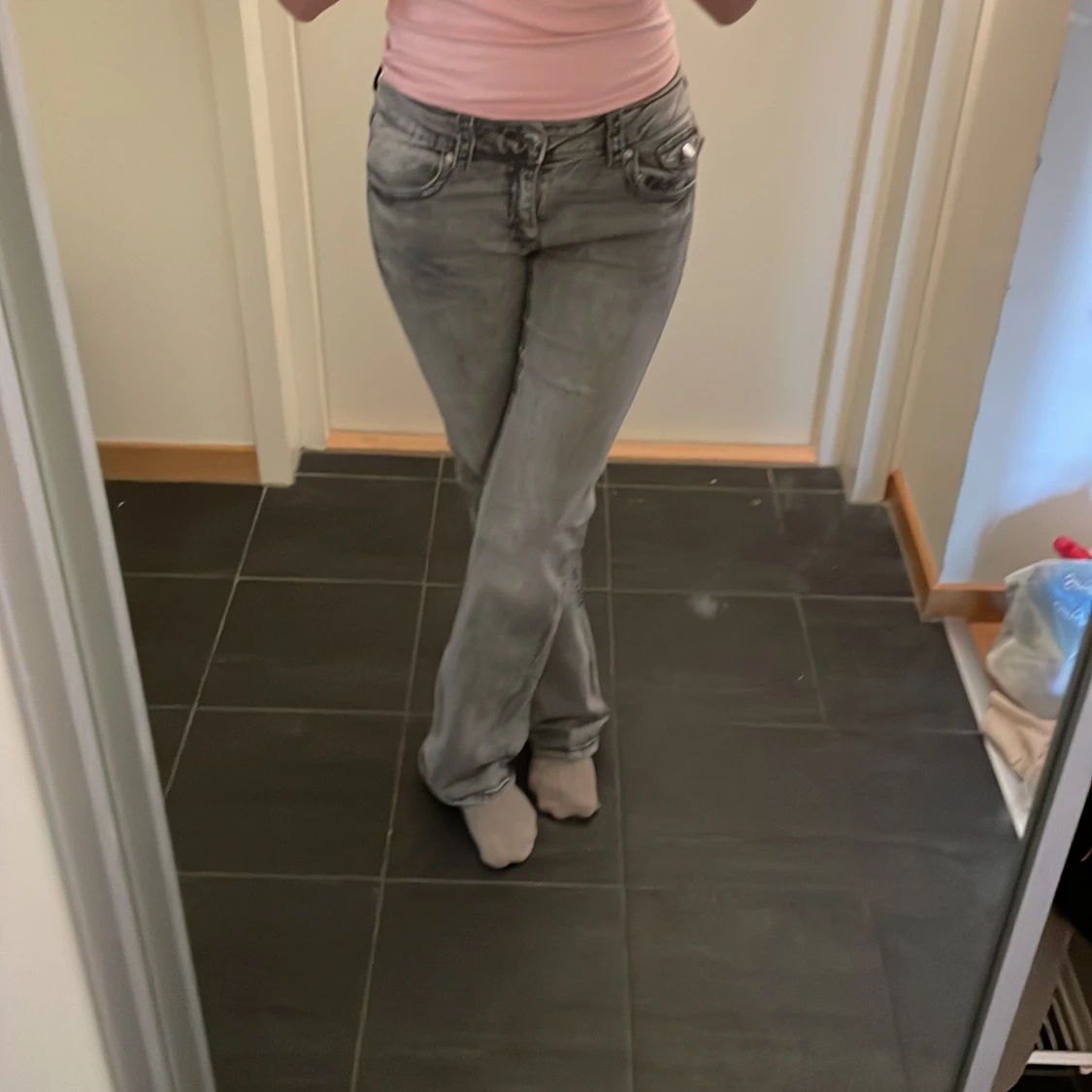 Utsvängda lågmidjage byxor från Gina Tricot