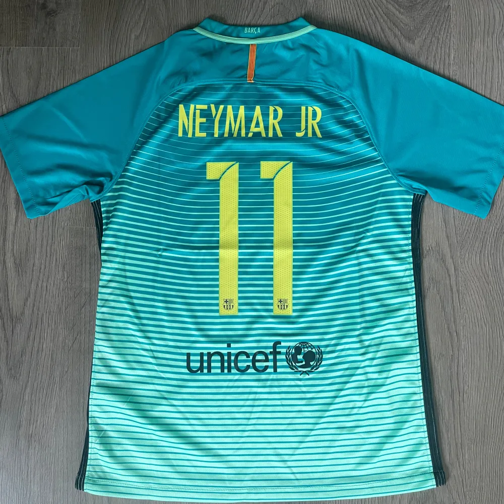 Tja, säljer en fet Neymar jr tröja barcelonas tredjeställ 2017 i storlek S, tröjan är aldrig använd och har tags kvar, kom dm vid minsta lilla. T-shirts.