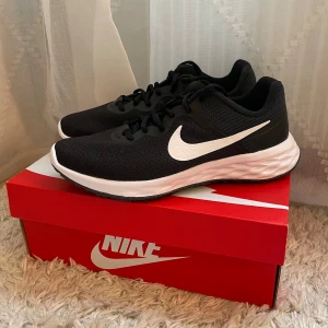 Nya Nikeskor - Träningsskor ifrån Nike, storlek 40. Nya endast provade på, nypris 899kr