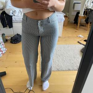 Medelhöga randiga jeans som är i bra skick men lite använda. Storlek 34 (kan användas om man brukar ha 36/38). Jag är 170 cm lång och tycker dom är lite korta. 🩵