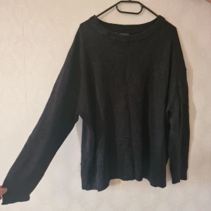 Stickad tröja - Super fin stickad tröja, sparsamt använd. Den har råkats torktumlat men inga synliga fel eller defekter🫶🏼