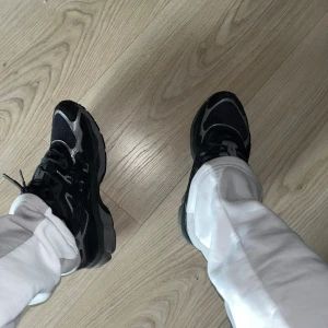 Asics gel nyc  - Säljer dessa populära asics gel nyc. Skicket är som nytt, använda nån gång bara men helt rena! Säljer för jag inte använt de mycket på ett tag! Vid frågor är det bara skriva!