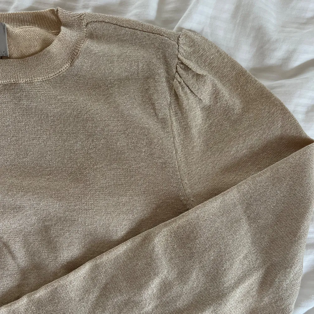 Superfin guldig tröja från Hm. Lite större ärm och glittrar fint på. Storlek M men skulle säga att den är mer som en Xs-s. Använd någon enstaka gång och bra skick. 120kr. . Neuletakit & Villapaidat.