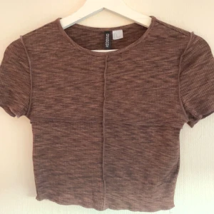 Kroppad T-shirt  - Tunn T-shirt från H&M i storlek S. Skönt tunnt material. Oanvänd, nysckick