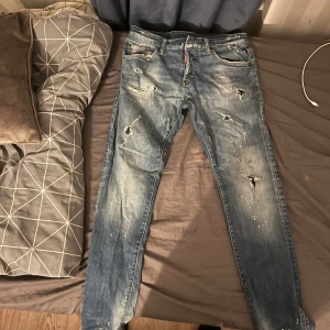 Ds2 jeans - Storlek 42, den är i bra skick har använder den i 2 månader köpte den för 3 tusen och säljer för 1500